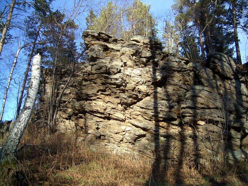 Файл:Красный камень (гора) в Верхнем Уфалее, фото.jpg