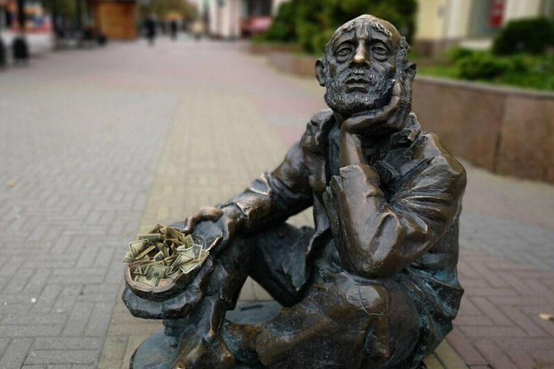Файл:Памятник профессиональному нищему на Кировке. Челябинскаяобласть.jpg